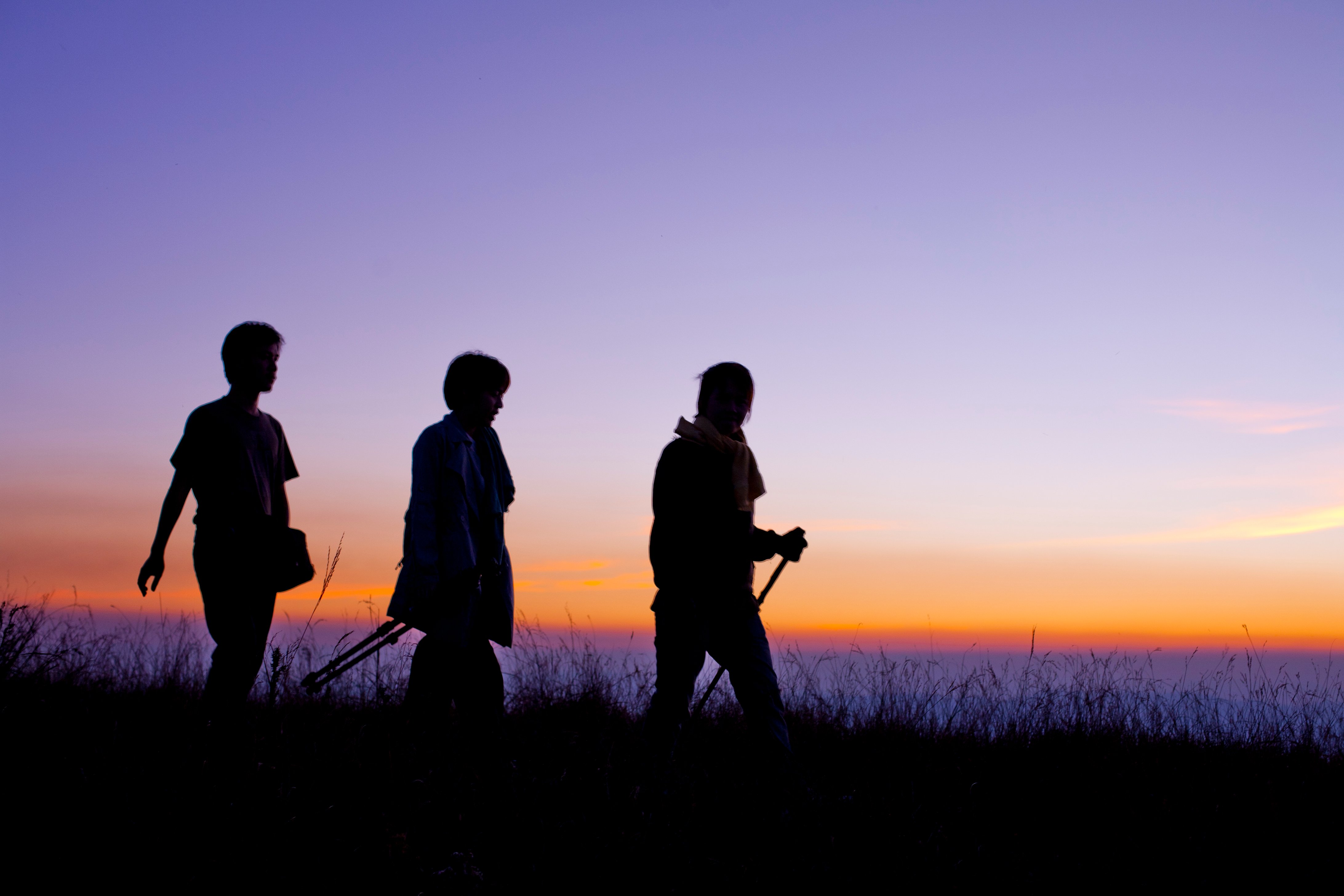 hiking-scene-with-silhouette-people-walking_rP5eCH1OnMg